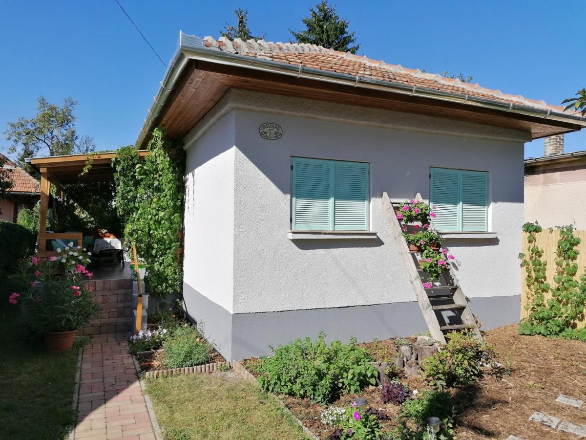 Menta Apartman Mezőkövesd Buitenkant foto