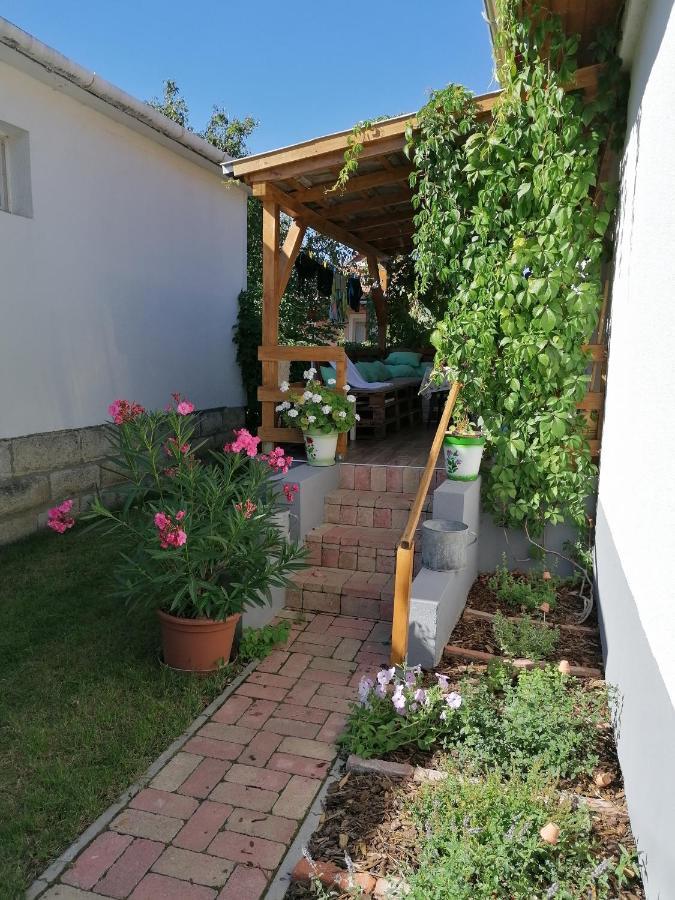 Menta Apartman Mezőkövesd Buitenkant foto
