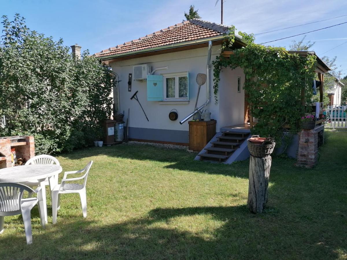 Menta Apartman Mezőkövesd Buitenkant foto